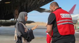 سعادة السيدة لولوة الخاطر استقبلت الطائرة القطرية بمطار العريش