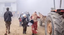 فلسطينيون قرب موقع تعرض لغارة إسرائيلية في خان يونس