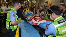 جانب من عملية نقل الجرحي الفلسطينيين لعلاجهم بالدوحة