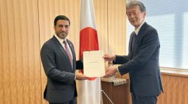 وزير الخارجية الياباني مع السفير القطري