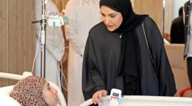 سعاد السيدة مريم العطية خلال زيارتها للجرحى الفلسطينيين