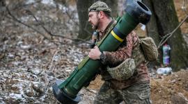 مقاتل أوكراني يحمل صاروخ جافلين أمريكي الصنع