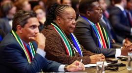 وزيرة خارجية جنوب إفريقيا مع الفريق القانوني لبلادها بالمحكمة