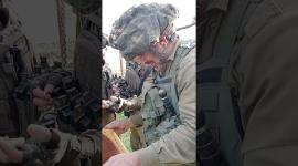 جنود الاحتلال يستعرضون الاستيلاء على المنحل وتخريبه