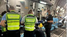 مجموعة من الجرحى الفلسطينيين داخل الطائرة