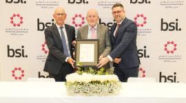 جانب من تسليم الشهادة