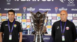مدربا العنابي في لقطة تذكارية إلى جوار الكأس