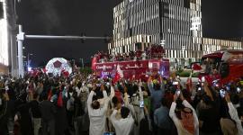 احتفال لاعبي منتخب قطر مع الجماهير