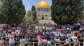 المواطنون الفلسطينيون يؤدون صلاة الجمعة