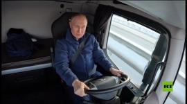 الرئيس الروسي فلاديمير بوتين يقود شاحنة بنفسه