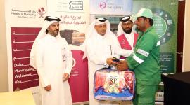 جانب من توزيع الحقائب الشتوية