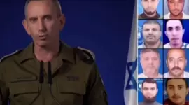 المتحدث الإسرائيلي أثناء عرض صور لفلسطينيين اعتقلوا داخل مجمع الشفاء