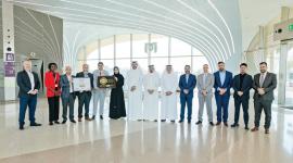 جانب من تسليم الشهادة