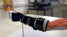 القفاز مصنوع من مادة البوليمرات الناعمة