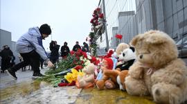 سكان موسكو وضعوا باقات الزهور في قاعة مدينة كروكوس