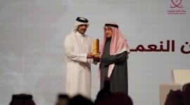 سعادة الشيخ عبدالرحمن بن حمد آل ثاني وزير الثقافة يكرم الدكتور حسن النعمة