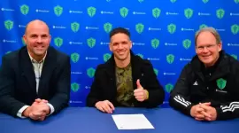 أوزفالدو ألونسو بعد توقيع العقد