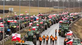 المحتجون يقطعون الطريق