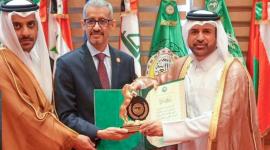 جانب من تسليم الشهادة والدرع