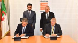 جانب من توقيع الاتفاقيات