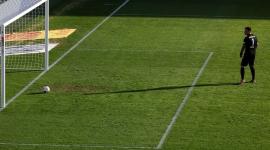 الحارس لحظة دخول الكرة في المرمى