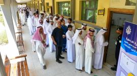 خلال الإدلاء الناخبون باصواتهم