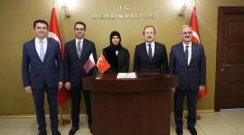 سعادة السيدة لولوة الخاطر خلال لقائها مسؤولين أتراك