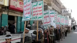 طلاب مدارس يمنية يشاركون في مسيرة نظمها أنصار الحوثيين