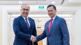 على هامش الاجتماع