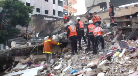 خلال قيام الطواقم الطبية بانتشال الشهداء من تحت الانقاض