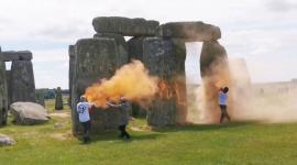 المتظاهرون أثناء رش الطلاء على نصب ستونهنج الأثري