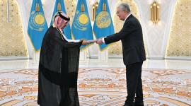 خلال تسليم نسخة من أوراق الاعتماد