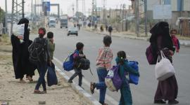 أسرة فلسطينية تبحث عن مأوى بعيدا عن العدوان الإسرائيلي