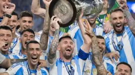 ميسي يرفع كأس كوبا أمريكا