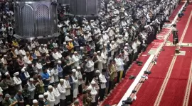 الآلاف يؤدون صلاة الغائب على روح هنية في مسجد الاستقلال بجاكرتا