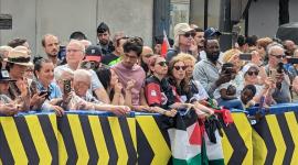 وقفة داعمة لفلسطين أثناء عبور المتسابقين