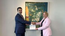 خلال تسليم نسخة من أوراق الاعتماد