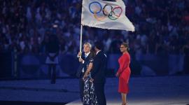 جانب من تسليم العلم الأولمبي