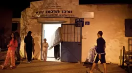 إسرائيليون يتوجهون صوب الملاجئ