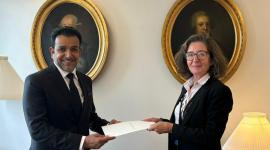 جانب من تسليم أوراق الاعتماد