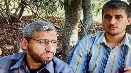 محمد الضيف قائد الجناح العسكري لحركة حماس على يسار الصورة