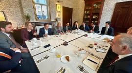 جانب من الطاولة المستديرة