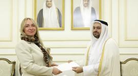 خلال تسليم نسخة من أوراق الاعتماد