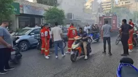 طواقم الإسعاف اللبنانية تنقل مصابين في الانفجارات الجديدة