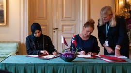 جانب من التوقيع