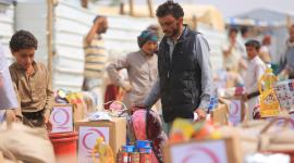 جانب من توزيع المساعدات