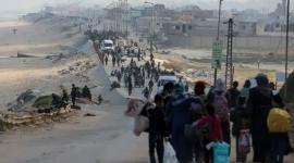 الآلاف من الفلسطينيين يفرون من منازلهم