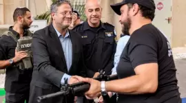 بن غفير يوزع أسلحة على متطوعين