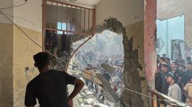 جانب من دمار لحق بمدرسة الشهداء التي تأوي نازحين