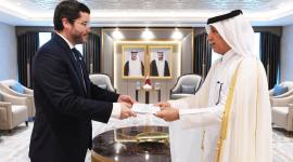 خلال تسليم نسخة من أوراق الاعتماد